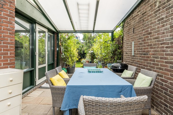 Foto - Te koop: Karakteristiek wonen met de duurzaamheid van nu! Verrassend ruime tussenwoning (1938) met 5 slaapkamers, hybride warmtepomp en Energielabel A nabij het centrum van Heerlen. 